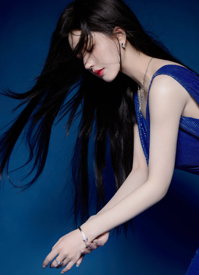 爸爸拿衣架打三个女儿被